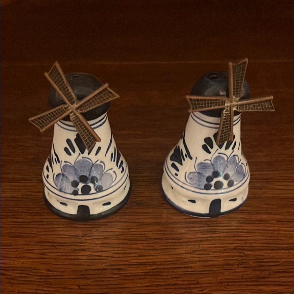 Delft salt and pepper shaker